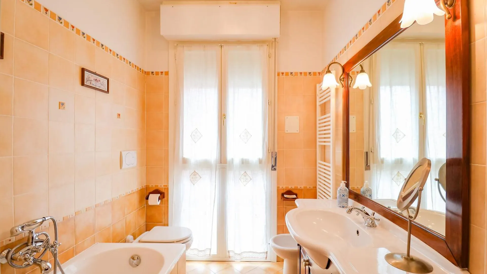 Prestige Apartment Near The Centre - With Balcony, Wi-Fi Pistoya Italia