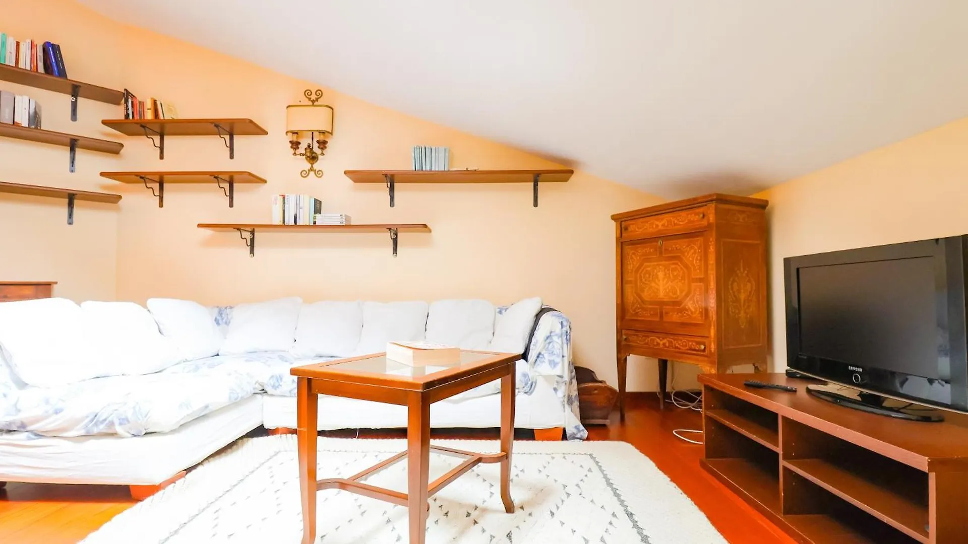 Prestige Apartment Near The Centre - With Balcony, Wi-Fi Pistoya Italia
